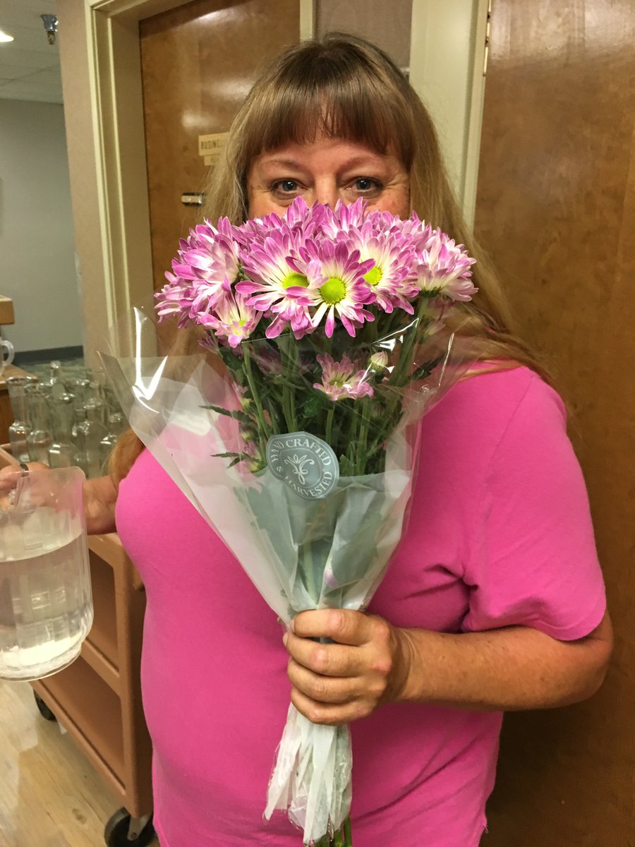 Granderondemktg's tweet photo. Sprucing up our dining room with some besutiful flowers! https://t.co/FyqVR2jUyi