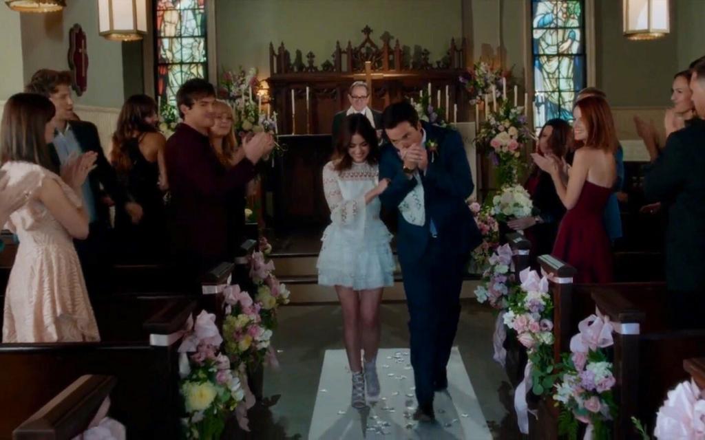 QueenLiarAria's tweet image. "All the #Ezria feels." #ezriawedding #ezrafitz #ariamontgomery
