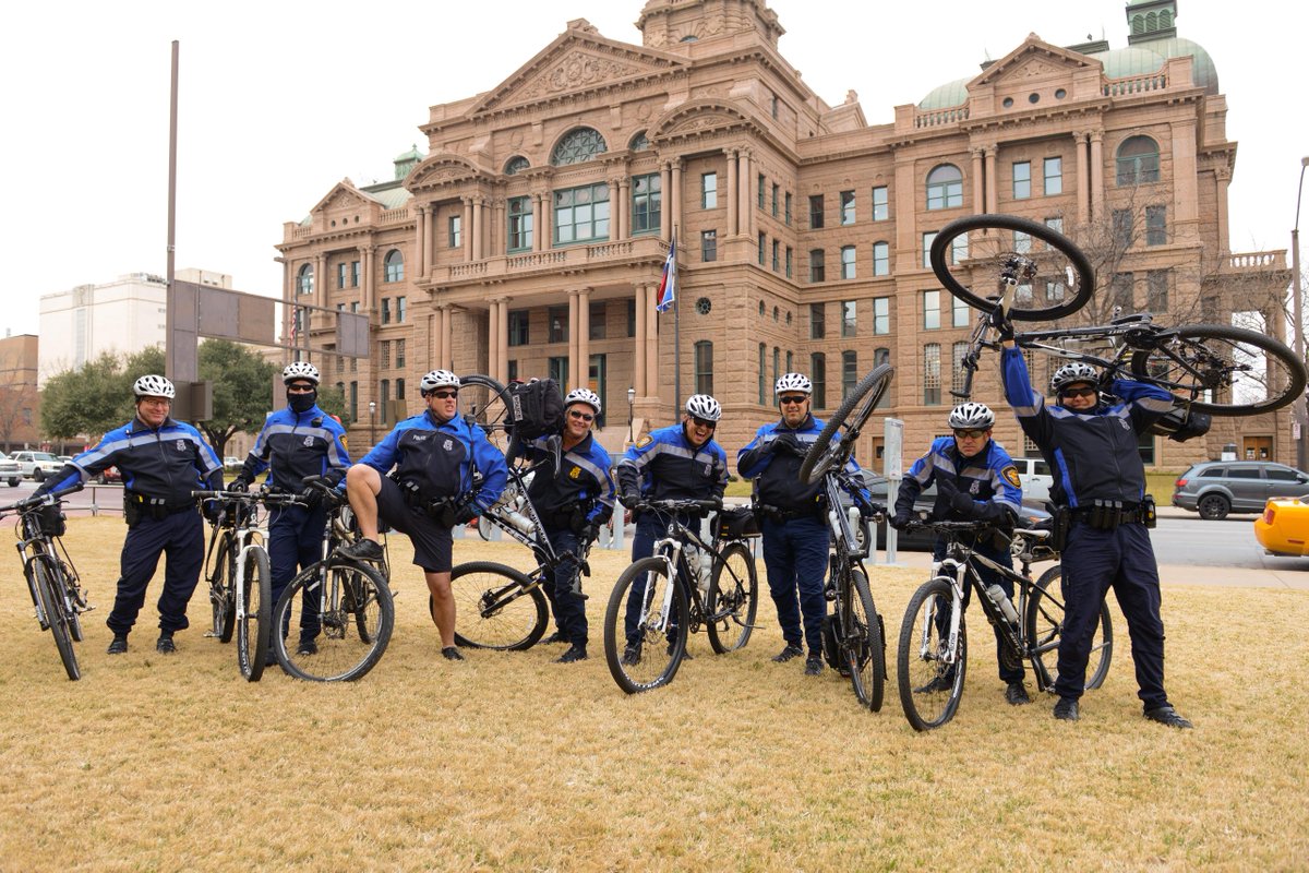 doubacktheblue's tweet photo. Although they are here to serve and protect, #fwpd bike officers aren't afraid to serve up a smile. #DoYouBackTheBlue #FortWorth https://t.co/wqsU9u1w8H
