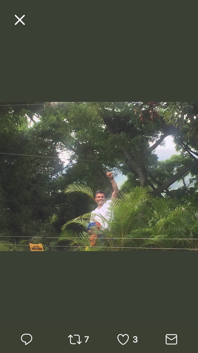 JenPeriodista's tweet image. Mientras Fredy Guevara hablaba, @leopoldolopez salió y enloqueció a los presentes. Llevaba bandera de Venezuela. Le gritaban "presidente"