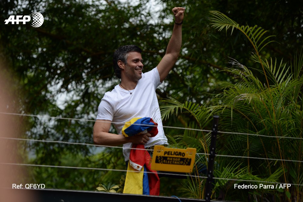 AFPespanol's tweet photo. #ÚLTIMAHORA El líder opositor Leopoldo López ondea una bandera de Venezuela en su primera aparición tras ser excarcelado (AFP) #AFP https://t.co/hQ8JxHaIYe