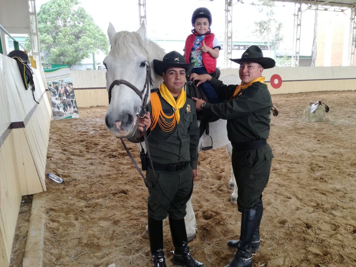 IncorporacionPC's tweet photo. Abnegación y fidelidad @CarabinerosCol #PoliciaPorUnDia https://t.co/ECUdNtTHBv