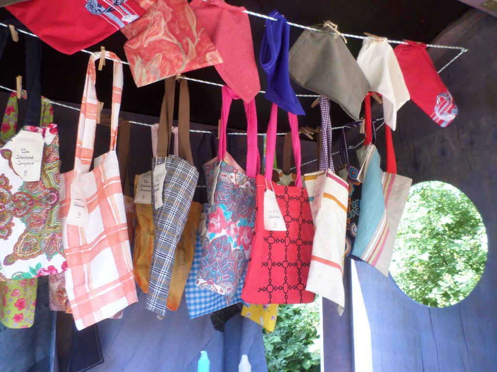 RubbishDesignNL's tweet photo. Zon en muziek, lokale producten en lekker eten bij Puurtalent de markt van @talentfabriek https://t.co/XuKNqXeAHP