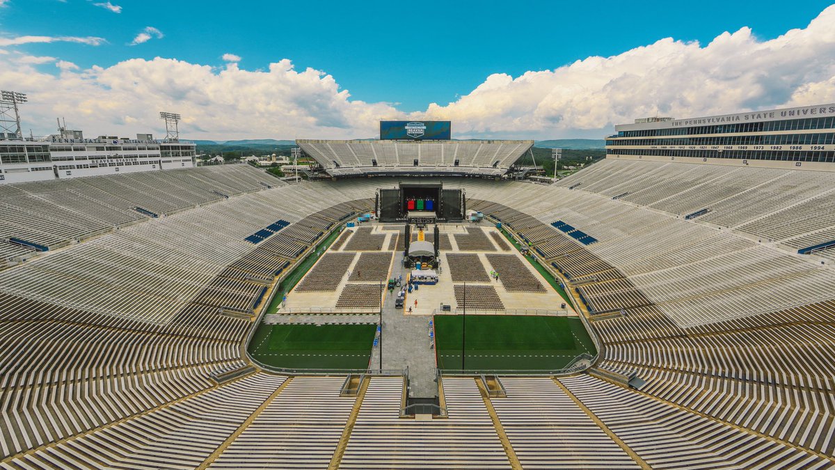 ChrisYoungMusic's tweet photo. About to play @PennStateFball Stadium! The fourth largest stadium in the world (thanks @CMThot20 for letting me know 😎) with @blakeshelton ! https://t.co/3W1zsEfUj4