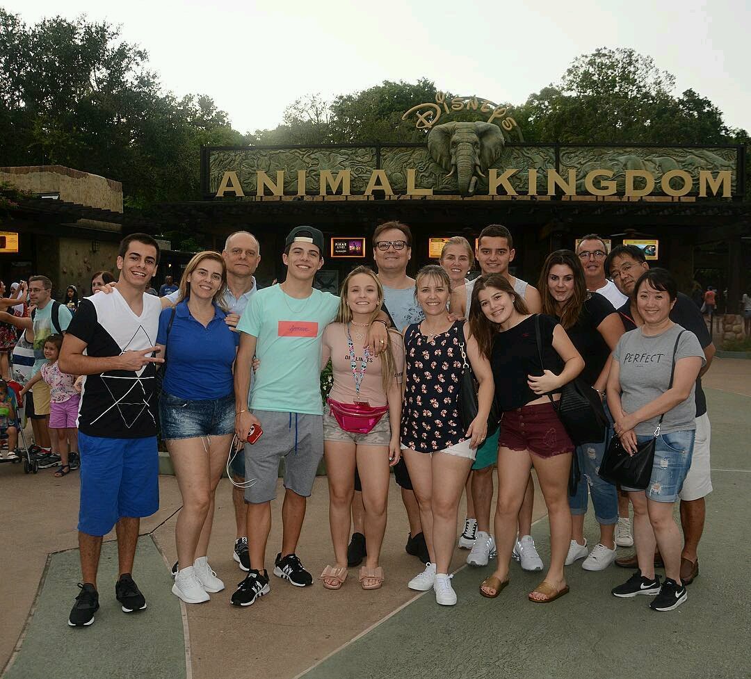 Instagram by <a href="/larimanoela/">Larissa Manoela 🌟</a> 

"Hoje a família toda veio pro parque ❤️ Vai ser "ANIMAAAL" 🦁"