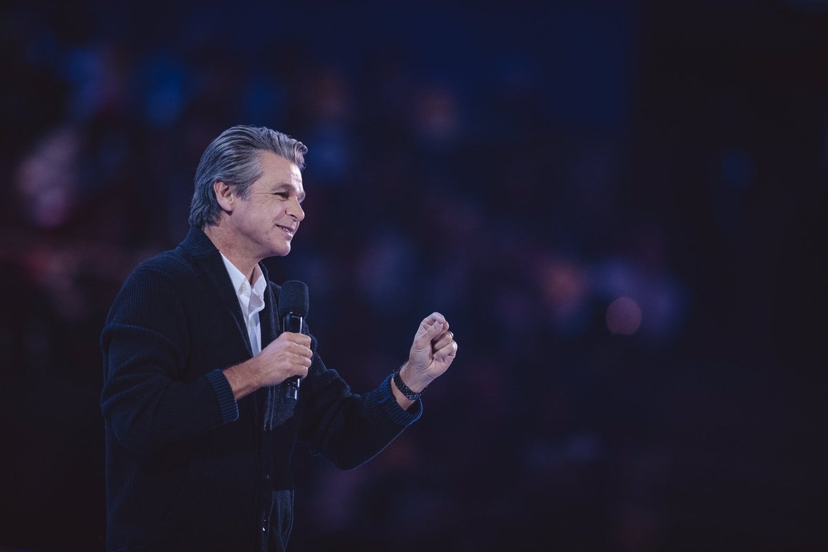 Hillsong's tweet photo. We're streaming our service now! Join us for worship and a message from our #HillsongConf guest @Jentezen Franklin: https://t.co/hYyRrIDc1H https://t.co/U61ySKwclf