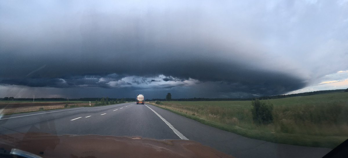 Boevesjak's tweet photo. Onderweg naar Litouwen #Carbagerun pakten donkere wolken zich samen. https://t.co/xwrdIYCBu8