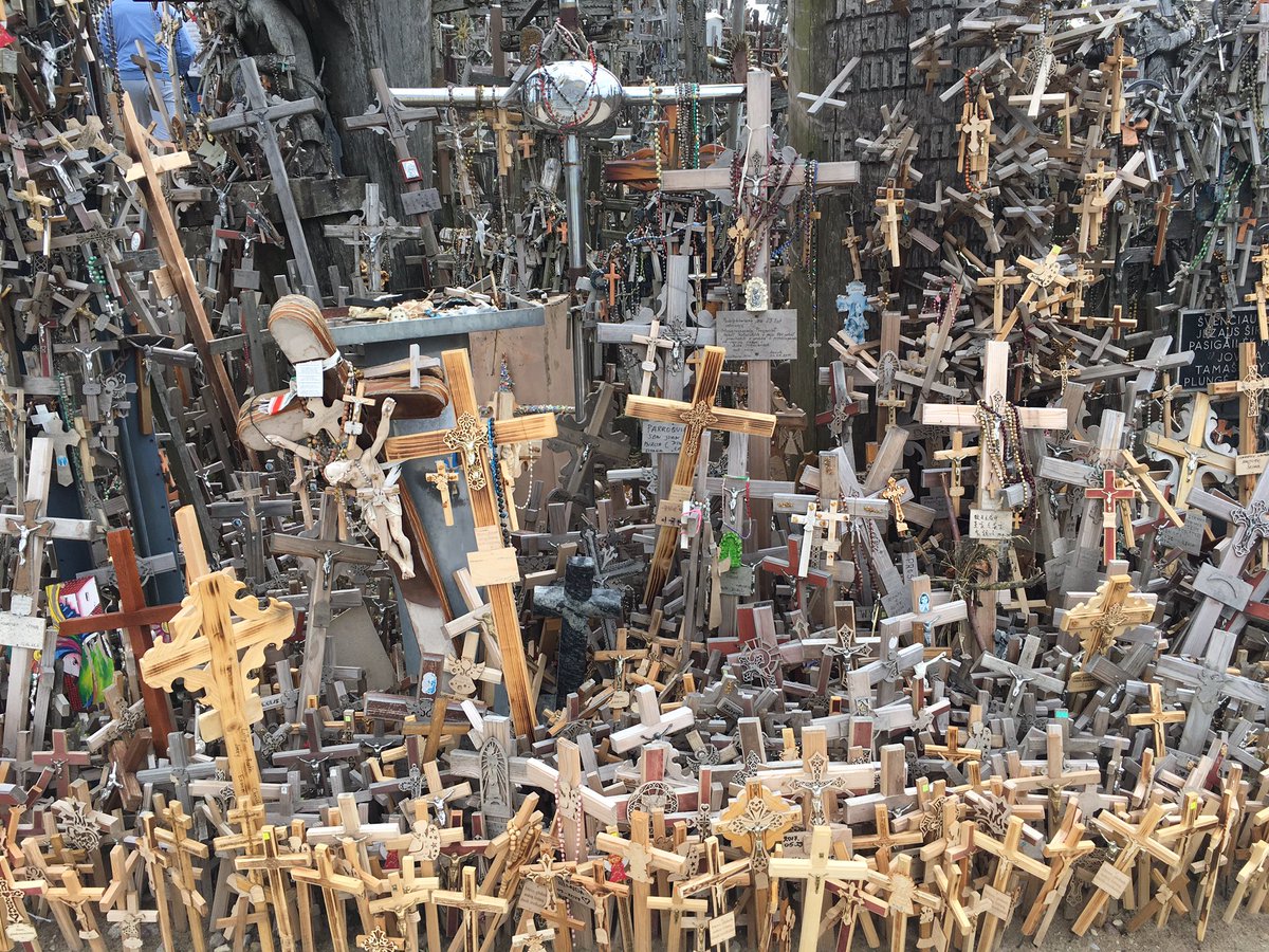 Boevesjak's tweet photo. Tijdens de Carbagerun kwamen we langs een rommelmarkt. Met een eenzijdig assortiment. https://t.co/jow8FwFScy