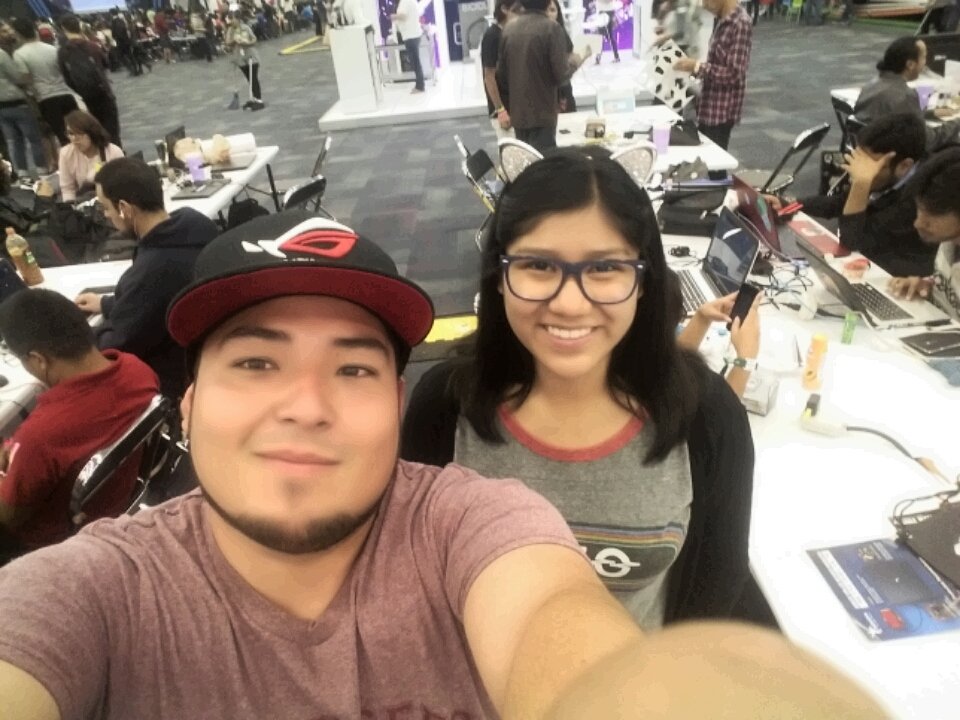 JoseRubio666's tweet photo. Foto con @Lalafalana #CPMX8 #CampusParty2017 #2daFoto #AmigosCampuseros https://t.co/sfxb7YiJVR