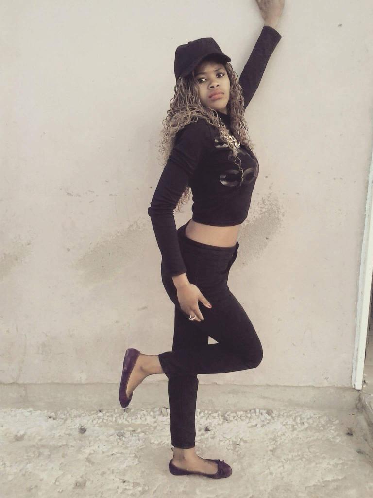 AsiveMagoda's tweet photo. 👑📖📒Beauty is nothing without brain. #Asive 🌸🌹🌼🌻 https://t.co/fW8Nt5Yenz