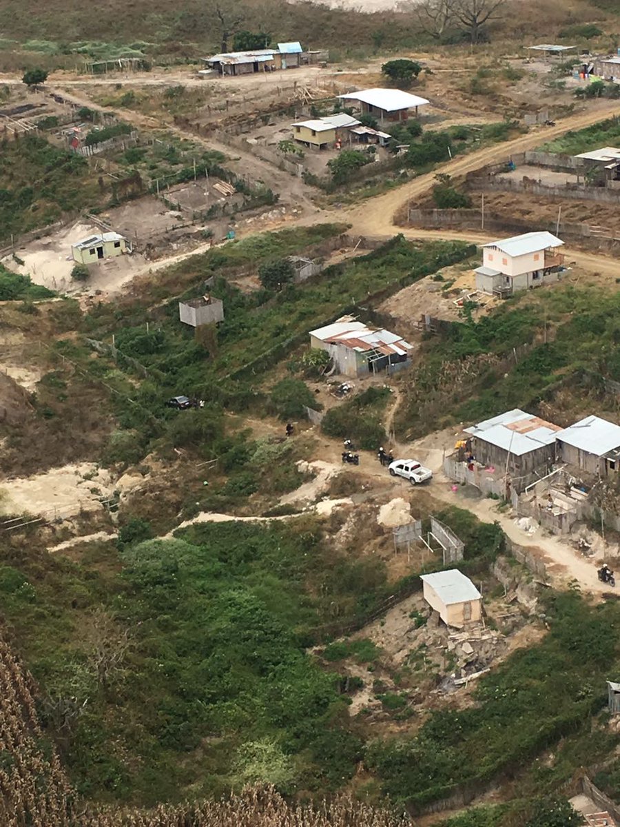 PoliciaEcuador's tweet photo. Gracias a patrullaje coordinado por aire y tierra, #ServicioAeropolicial y #DistManta logran localizar un vehículo reportado como robado https://t.co/06DRUm0wg2