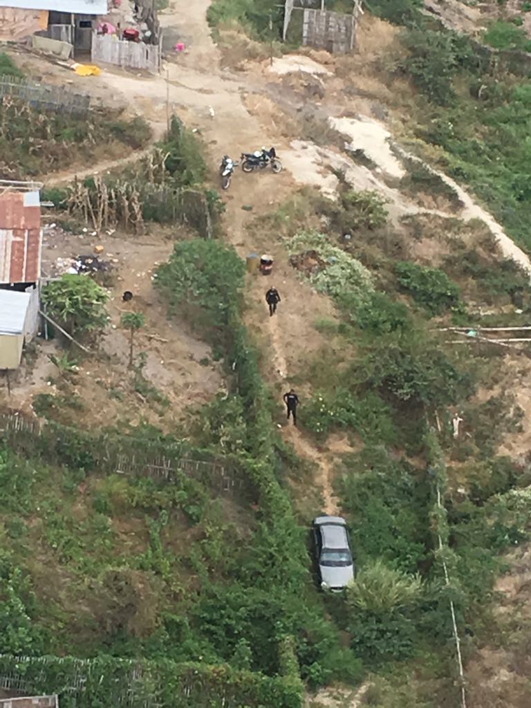 PoliciaEcuador's tweet photo. Gracias a patrullaje coordinado por aire y tierra, #ServicioAeropolicial y #DistManta logran localizar un vehículo reportado como robado https://t.co/06DRUm0wg2