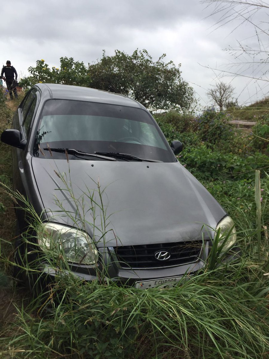 PoliciaEcuador's tweet photo. Gracias a patrullaje coordinado por aire y tierra, #ServicioAeropolicial y #DistManta logran localizar un vehículo reportado como robado https://t.co/06DRUm0wg2