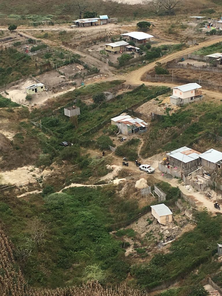 PoliciaEcuador's tweet photo. Gracias a patrullaje coordinado por aire y tierra, #ServicioAeropolicial y #DistManta logran localizar un vehículo reportado como robado https://t.co/06DRUm0wg2