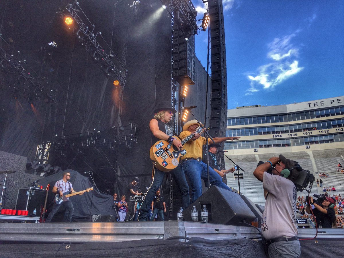 happyvalleyjam's tweet photo. It's officially... a @bigandrich partaaay at #PennState! https://t.co/otxJfUJa8y