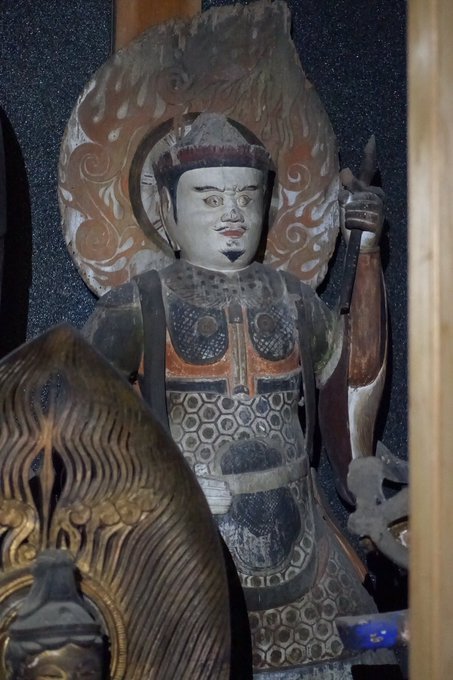 butsuzolink's tweet image. 【仏ログ】徳島県山合の隠れ里。その隠れ里の神社のお墓を抜けて、ようやく辿り着くかつてないほど到着が困難な場所にある某寺院。本堂の奥には平安時代の旧龍華寺の古仏たちがギッシリ。裳懸の釈迦如来や観音など地方仏の特色が色濃かった。 https://t.co/RFk5ogs2Ik