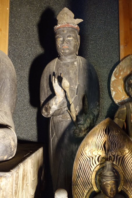 butsuzolink's tweet image. 【仏ログ】徳島県山合の隠れ里。その隠れ里の神社のお墓を抜けて、ようやく辿り着くかつてないほど到着が困難な場所にある某寺院。本堂の奥には平安時代の旧龍華寺の古仏たちがギッシリ。裳懸の釈迦如来や観音など地方仏の特色が色濃かった。 https://t.co/RFk5ogs2Ik