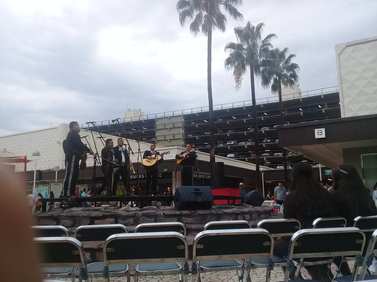 sandisela's tweet photo. #CPMX8 #GDL #Mariachi en plaza del sol, sirve que les da el aire tantito https://t.co/EhCxiVV0GS