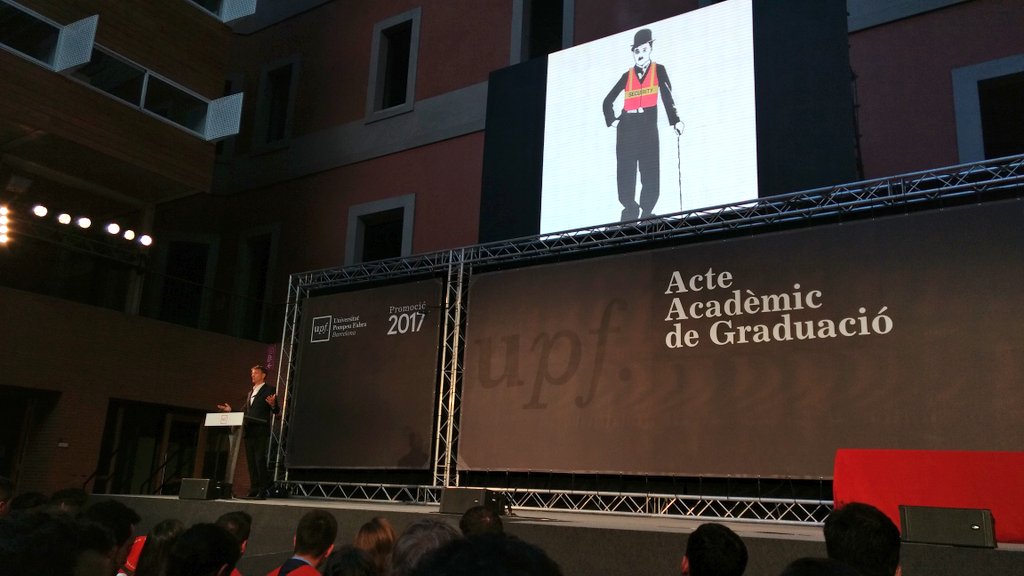 cmartinvalbuena's tweet photo. #GraduacioUPF17 d'Economia, ADE i IBE en anglès. No tothom el parla i és un dia de celebració per estudiants i famílies #postureig https://t.co/sgJiCG1Z6D