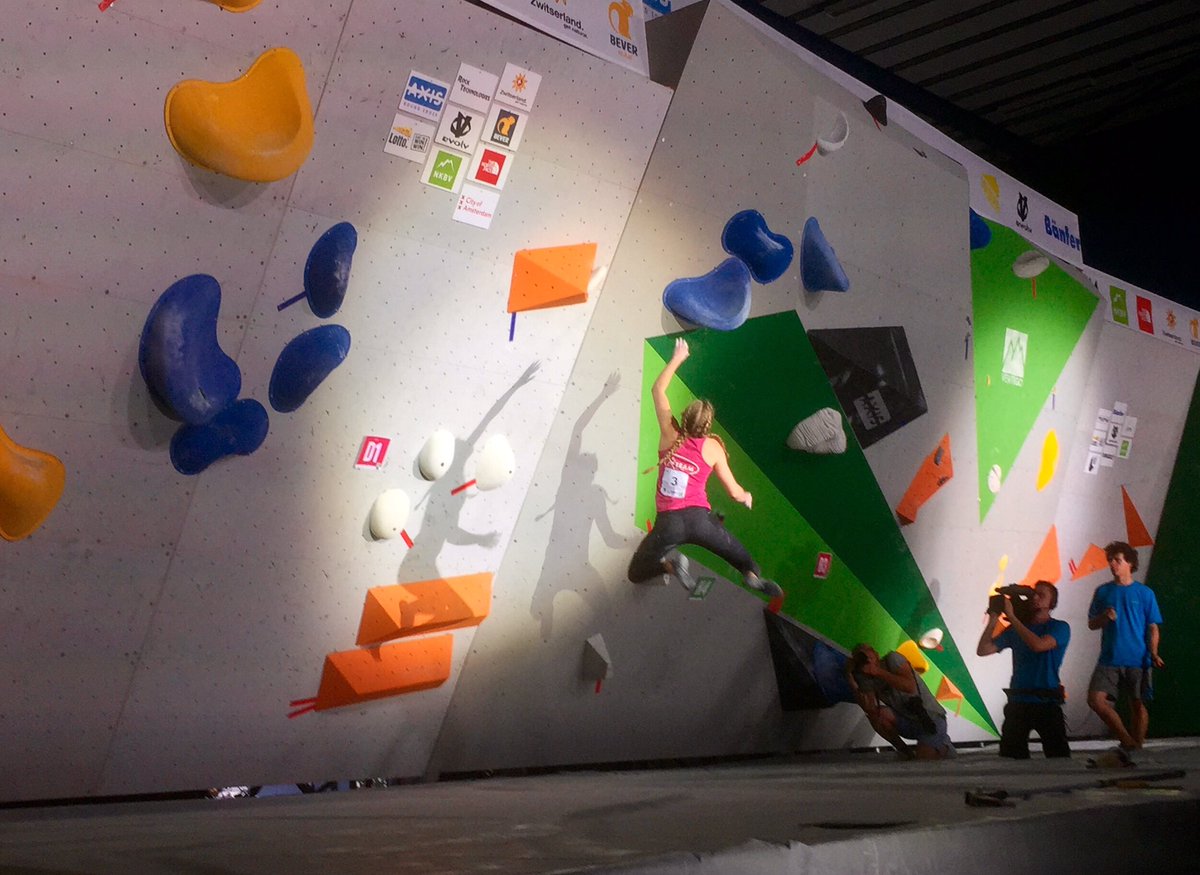 SikedClimbing's tweet photo. De val was onvermijdelijk voor Lynn van der Meer. Nog geen tops bij de dames! Kampioen Tim Reuser flasht H1 en pakt de leiding #nkboulder https://t.co/Nku5mPyjzd