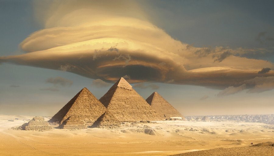 Earth_Today4U's tweet photo. Lenticular clouds over the Egyptian pyramids https://t.co/kgaSoFVqtp