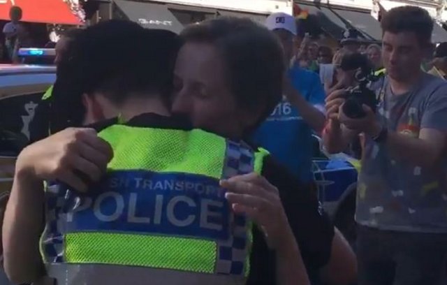 pulsogay's tweet photo. Mujer le propone matrimonio a su novia policía en el Pride de Londres #Videaaa https://t.co/H90WjcKKjK https://t.co/AbqjGD5g6e