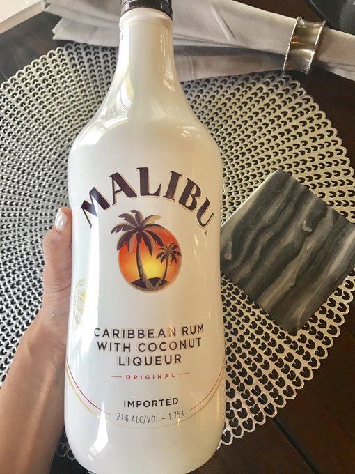 Mmm (: its summer join me for some rum shots!!!! 🌻 happy Saturday see you guys soon 😝 https://t.co/1<a href="/tag/onmfc"class="tags"><span>#onmfc</span></a>
