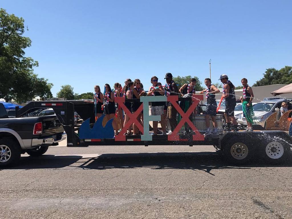 LampasasHS's tweet photo. #LampasasHS #springho #parade https://t.co/DODaw16z1a https://t.co/4Bh8UM2It1