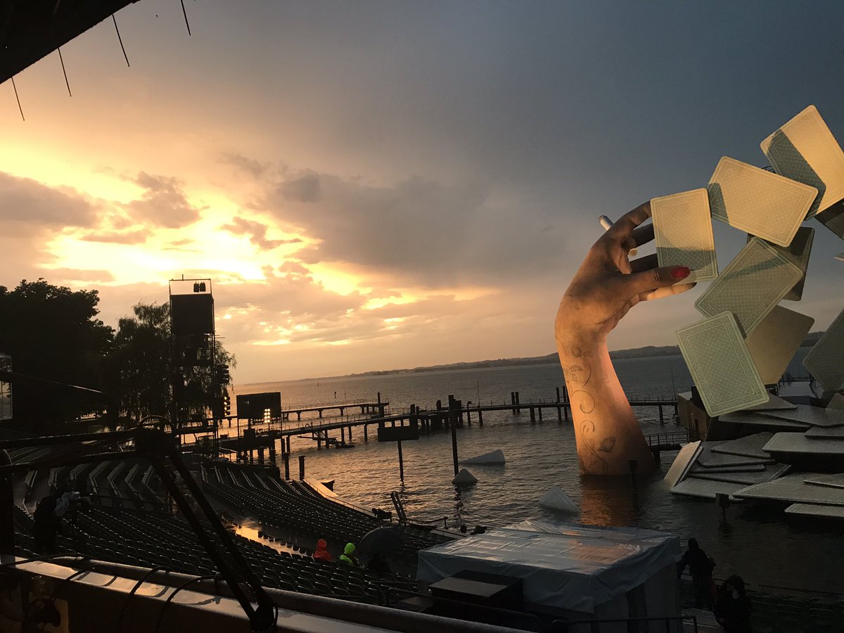 9pm... and then 9.25pm for the beginning... we are in luck #PianoDress #Carmen <a href="/bregenzfestival/">Bregenzer Festspiele</a>