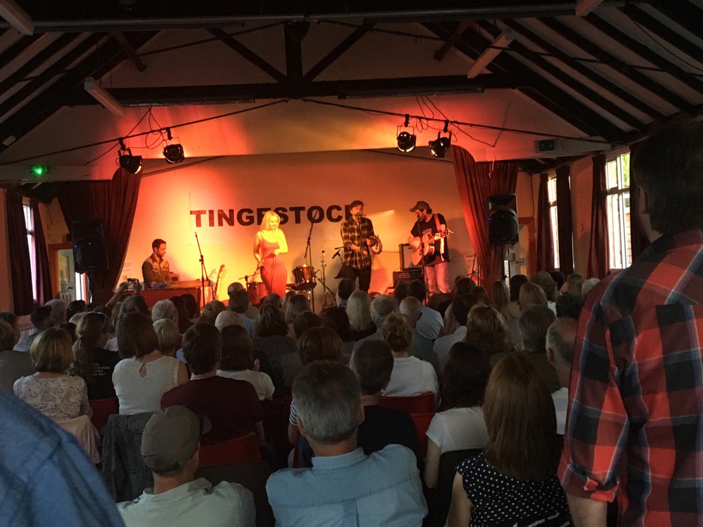 JDandCoMusic's tweet photo. #soldout Tingestock with a few more added to the stage! @loudmountains @emptyroompromo @ClubhouseUK @HannahRosePlatt https://t.co/5SWkZdGyB2
