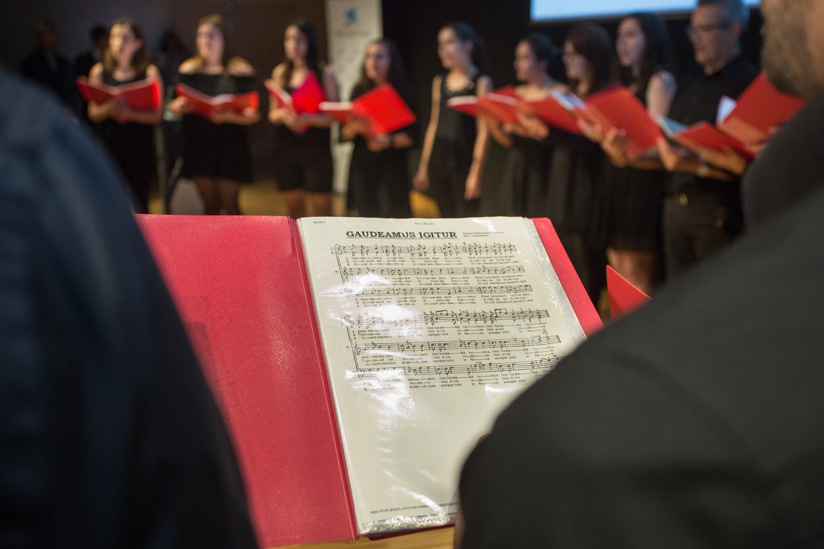 alumniUPF's tweet photo. Just abans de la festa de #GraduacioUPF2017 el @corupf interpreta el Gaudeamus Igitur, saps per què? https://t.co/Dbw8YPuN74 https://t.co/iXW2XeHrx2