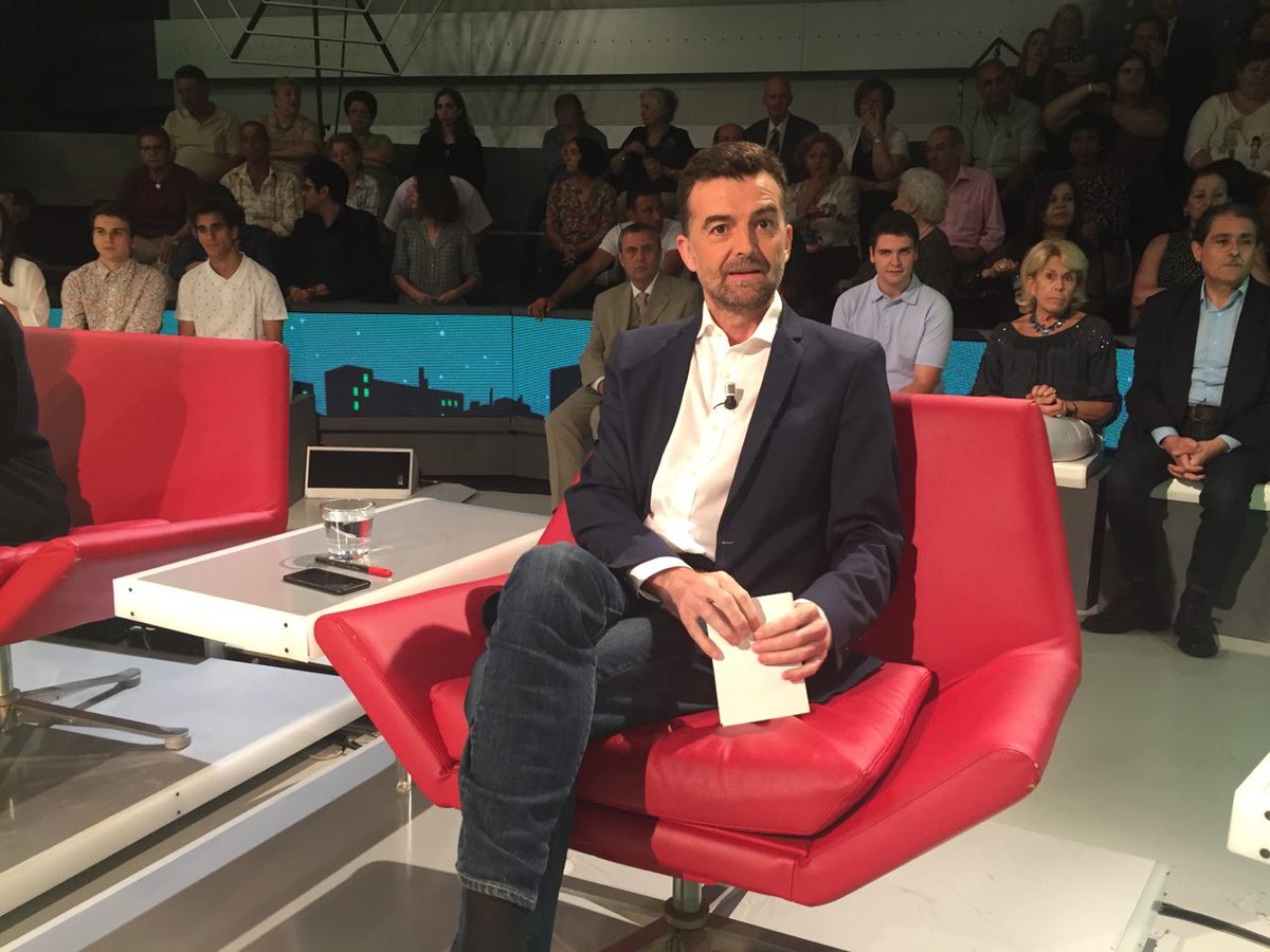<a href="/MailloAntonio/">Antonio Maíllo</a> <a href="/SextaNocheTV/">@SextaNocheTV</a> "Para la derecha si se manifiestan en Hamburgo son delincuentes y si lo hacen en Caracas son demócratas" <a href="/MailloAntonio/">Antonio Maíllo</a> #L6nleopoldolibre