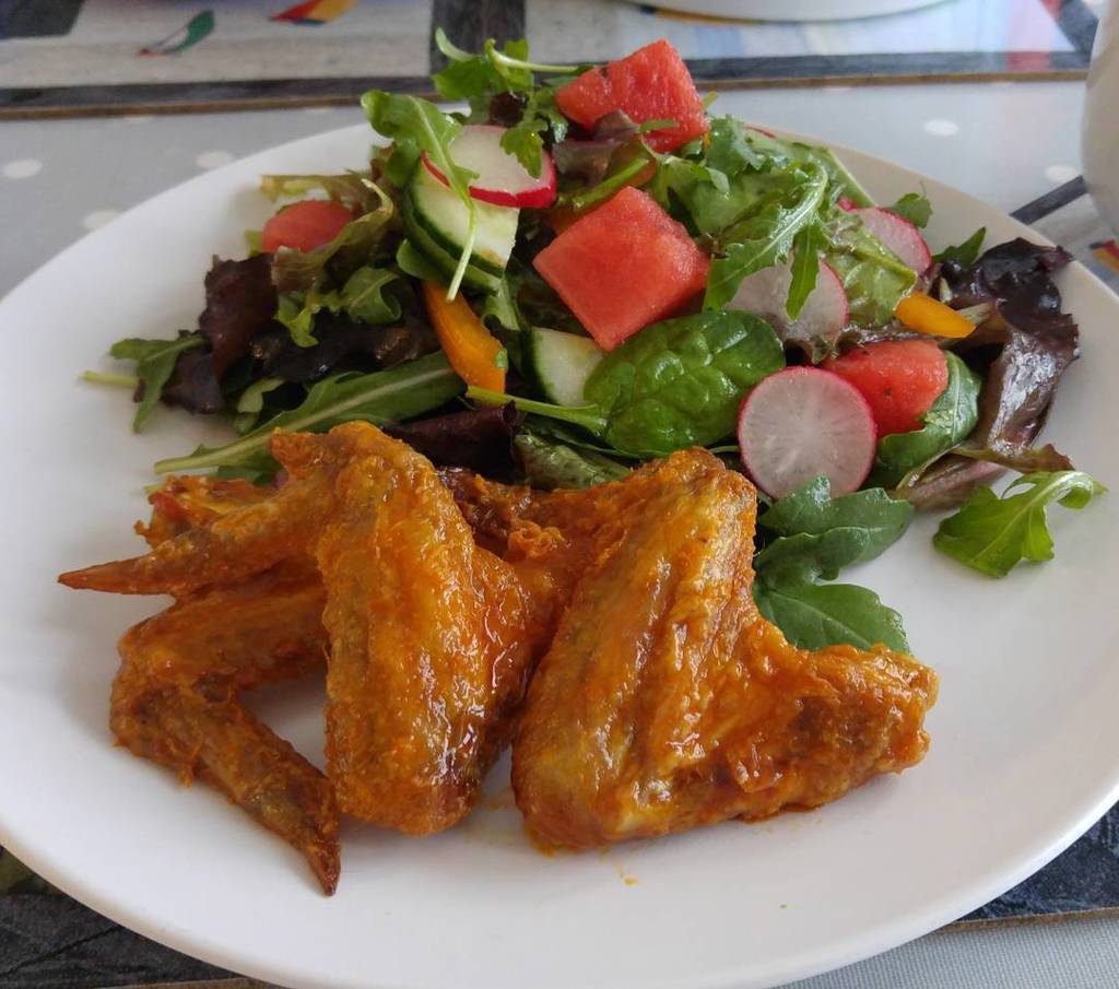 canteringchef's tweet photo. Hot Wings with Watermelon & Radish
#lchf #mediterraneandiet #hotwings #tabasco #watermelon #radish #salad #longco… https://t.co/dBaLAoQ1OQ https://t.co/ZVWLGeCNG4