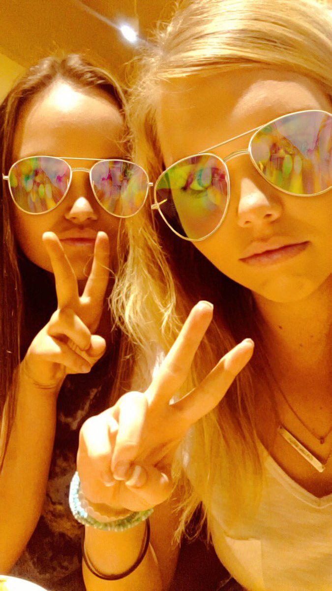 BaileeSage's tweet photo. Grateful for cute best friends like Tay😍💞 #slushed https://t.co/l5O28Eb0fX