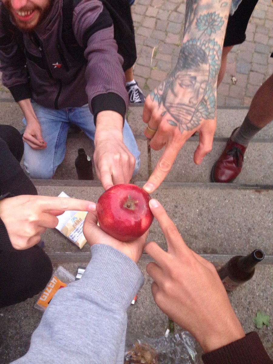 che_elisa_'s tweet photo. The @DiEM_25 apple. Having fun with the comrades. Starting #DiEM25 #education which is non-education. #END_TINA @hostis123 @SaufenistWeinen https://t.co/W5ebOkN7Ue