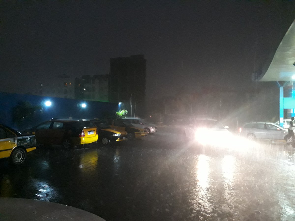 basileniane's tweet photo. Avec 7 pluie, les politiciens auront enfin de vrais sujets à débattre #Inondation #legislativessn2017 #kebetu #Senegal https://t.co/0tjK1KLayC