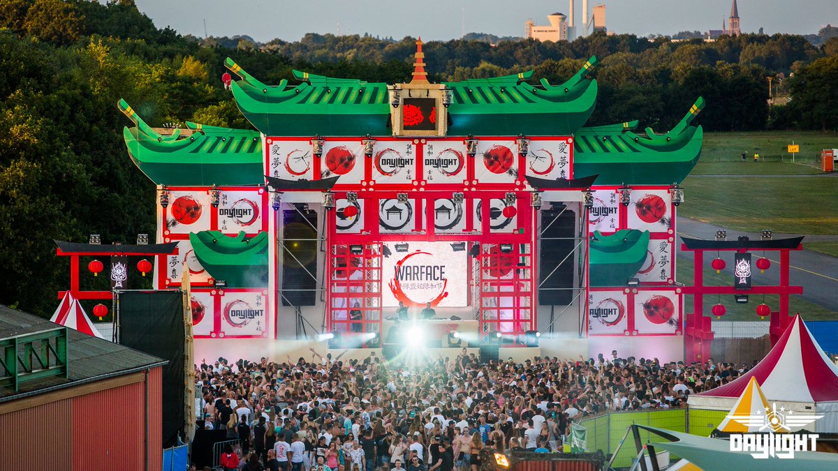 EYE4DanceEvents's tweet photo. @WarfaceOfficial brak heel de mainstage af! Nog een uurtje knallen! #DL17 https://t.co/AZrBRQOq6f