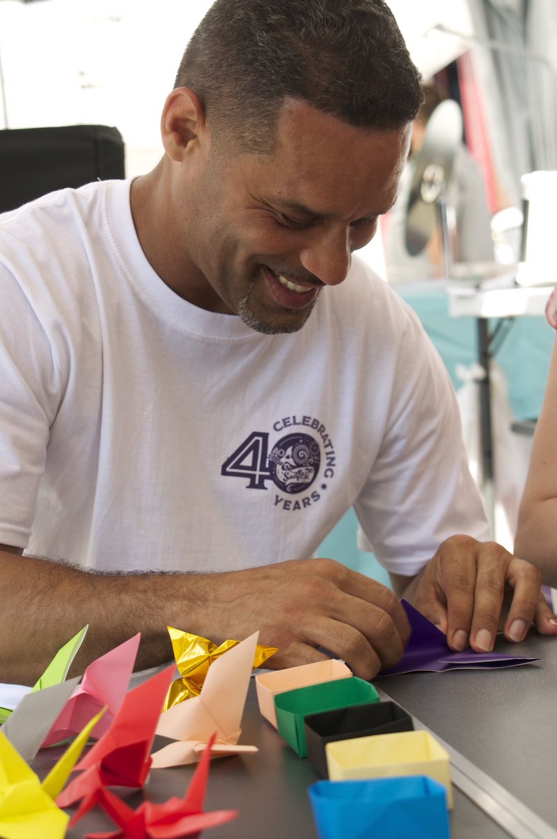 expressionesnl's tweet photo. New London City Councilor Efrain Dominguez and State Representative Chris Soto stopped by for some origami!! #Sailfest2017 #expressiones https://t.co/wPat9HDeqC