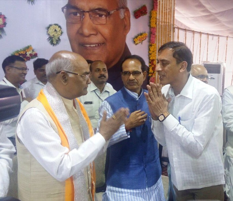 UmeshSharma_BJP's tweet photo. माननीय रामनाथ कोविंदजी   पधारे। मुख्यमंत्री निवास पर भाजपा प्रदेश प्रवक्ता उमेश शर्मा  का परिचय आत्म  स्वंय मुख्यमंत्री जी ने करवाया https://t.co/W1d6fE1wXZ