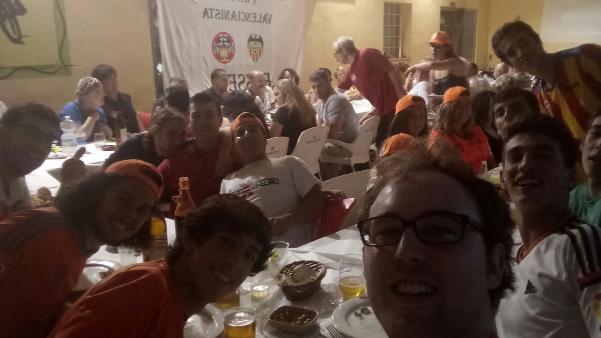 ximobel's tweet photo. @kike_mateu Cena de la Peña Valencianista de Rossell! Más de 100 socios en un pueblo de 1000 habitantes! #AmuntValenciaSempre #Sentimient https://t.co/NMQu7lkvEa