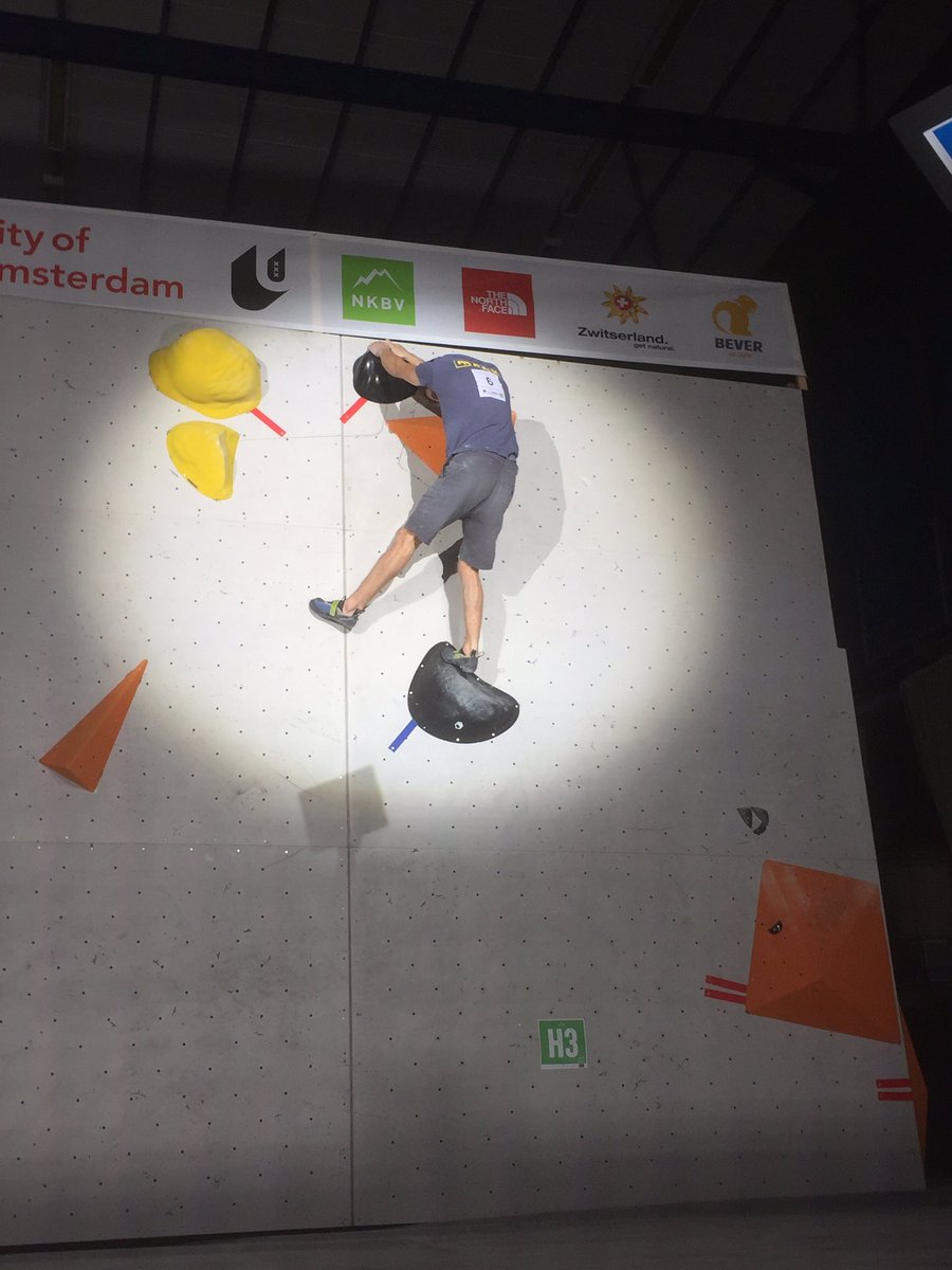 SikedClimbing's tweet photo. Schellingerhout! Houd je hoofd erbij! Ook hij 3 tops in 5 pogingen. Wie wordt het? Hij, Reuser of de jonge Van Laere? #NKBoulder #getsiked https://t.co/Ud6kb2eiJK