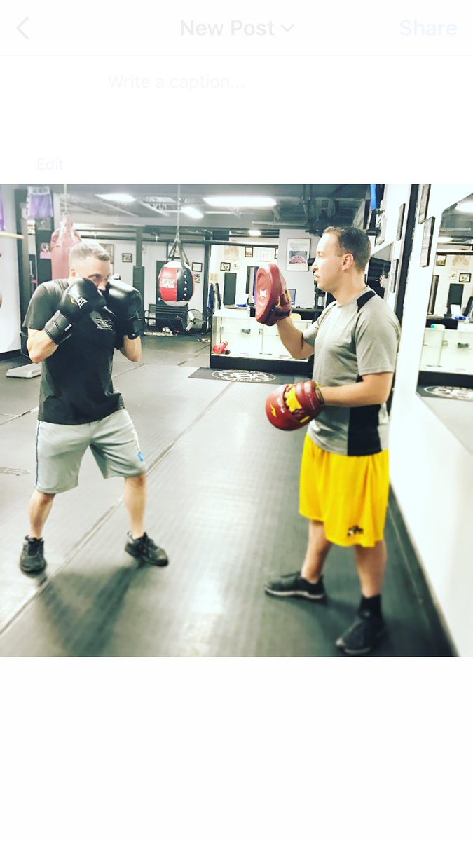 BoydMelson's tweet photo. Gr8 time 2day on SI helping KO addiction at our free weekly boxing clinics 4 people w/drug addictions @NYCFirstLady #BoydMelsonForCongress https://t.co/enXo31kogD