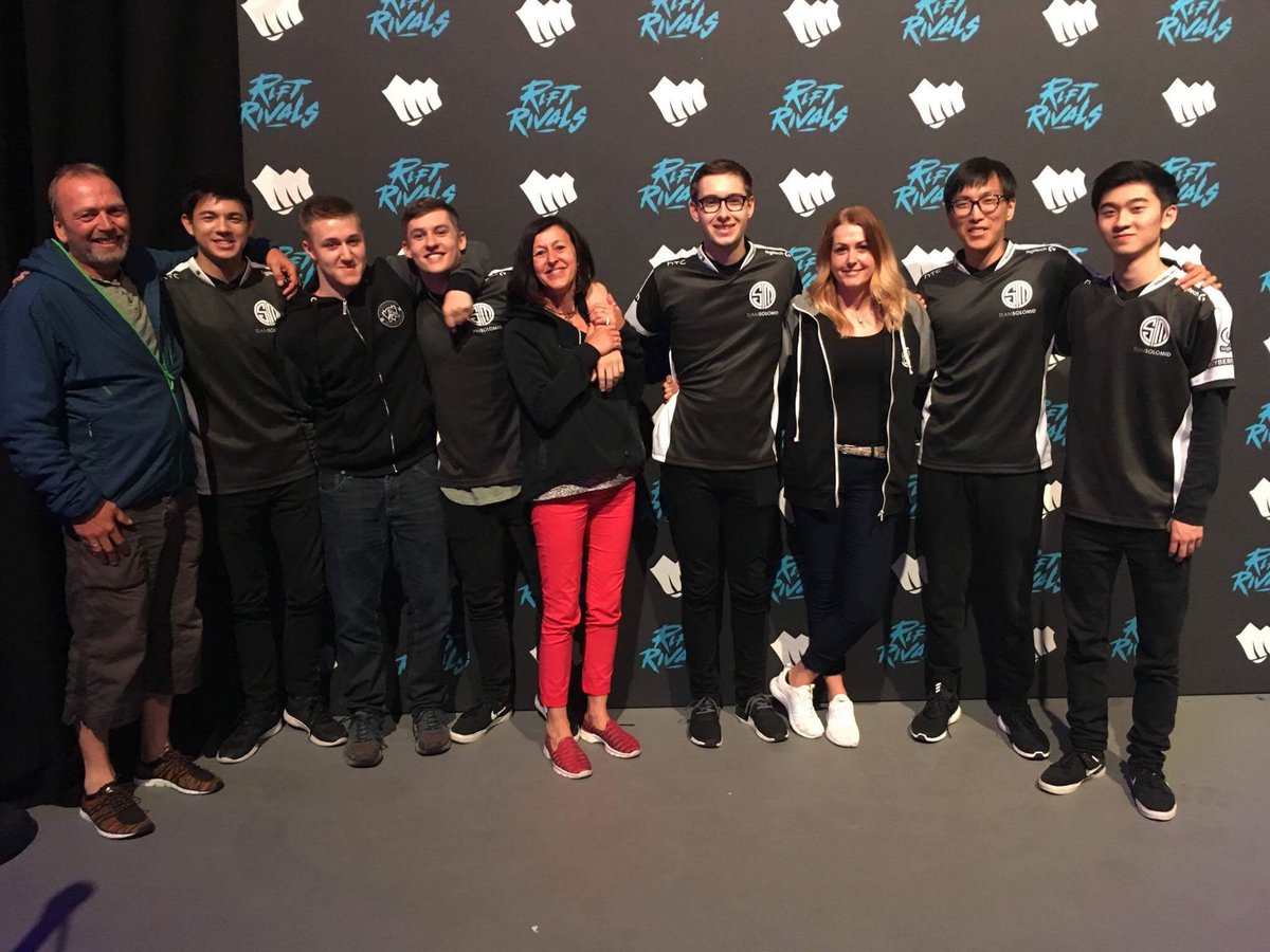 Svenskeren1's tweet photo. My family came to the fanmeet after our games 😁 https://t.co/CvCUkKaOi0