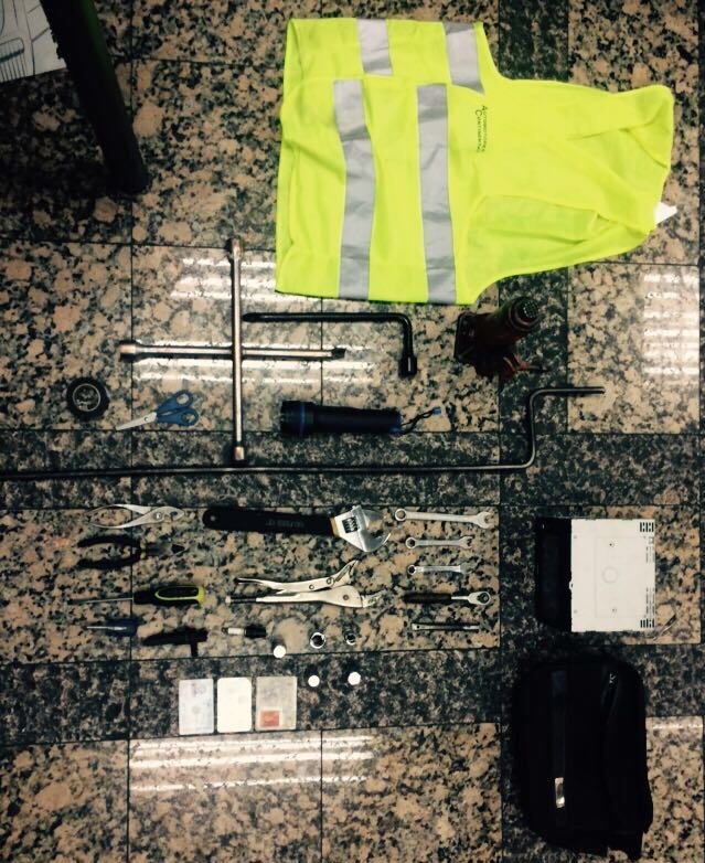 PoliciaEcuador's tweet photo. INTENTARON ESCAPAR luego del ilícito, nuestro personal capturó a presuntos accesoristas al norte de #UIO con varias evidencias, #DistEEspejo https://t.co/UBl9sKZVqN