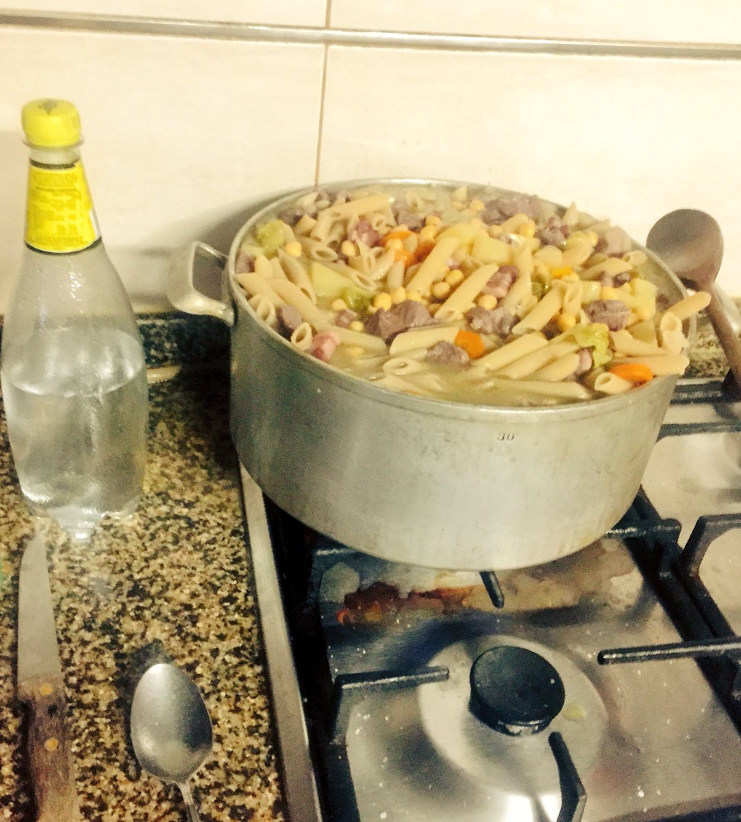 ElRevoltadu's tweet photo. 2º Episódio de "Tachadas Extremas" neste episódio "Ensinar chef Avilez a cozinhar para cinquenta de cada vez" https://t.co/D6I0E2xpWf