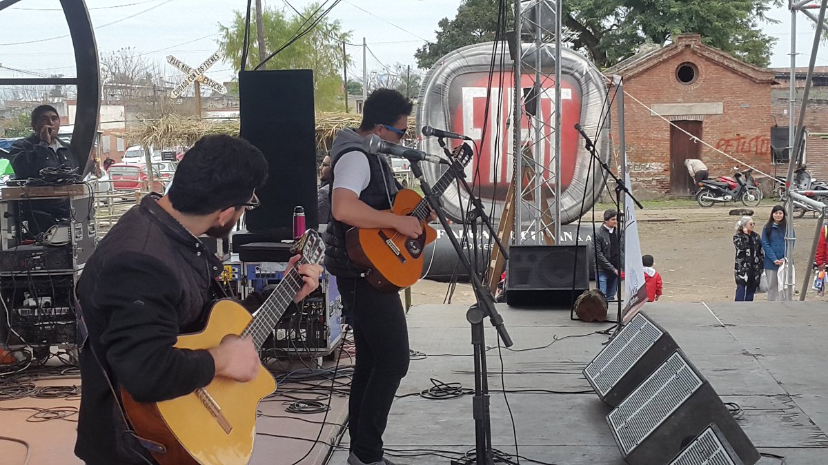 CauseMusica's tweet photo. Recién estuvimos cantando en la #FeriaDeSimoca. Espectacular!!!🤘🌈 https://t.co/pr0YF6V2xQ