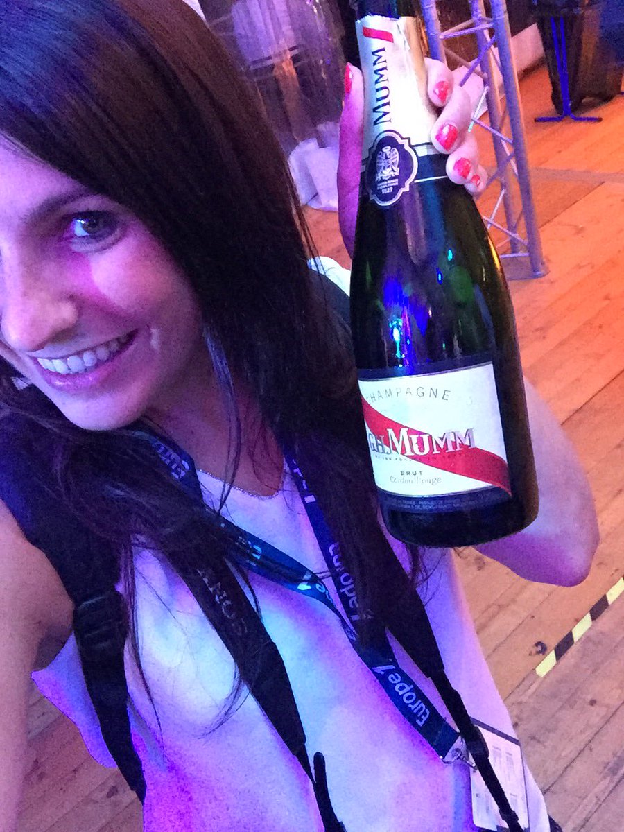 _Garance_'s tweet photo. en attente de @ibrahim_maalouf au VIP pour fêter ce beau concert et mes 33 ans ! #Beauregard #BirthdayParty #AfterVIP https://t.co/CB67iAP9pp