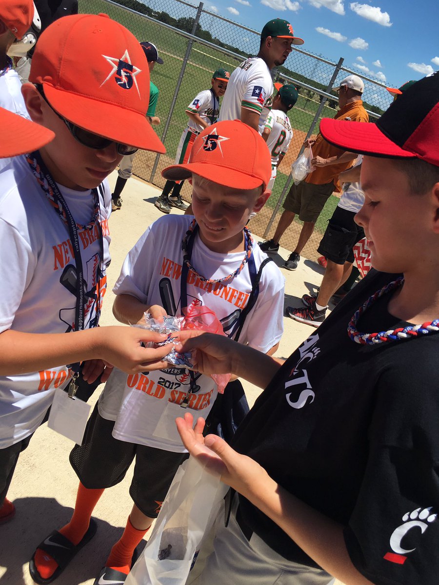 RallyCapTourny's tweet photo. Pin trading at the @PlayNations 9u &amp; 10u World Series @RallyCapTourny @NCFDFarmClub #nationsbaseball #pintrading https://t.co/lpkt4md18V