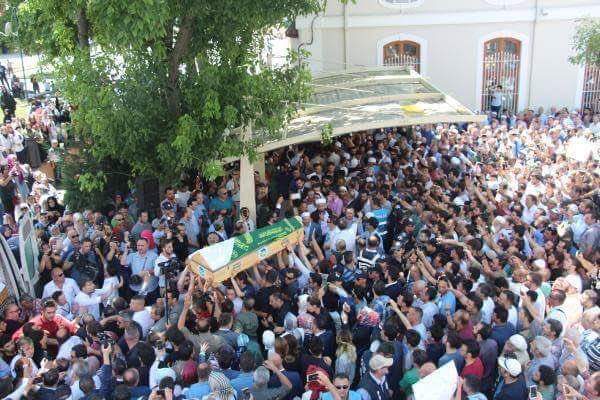 Benim inandığım sistemde
Sabah bir masumun Öldürüldüğünü duyarsanız, 
Akşam  darağacında 
Sallanan birini görürsünüz.!
