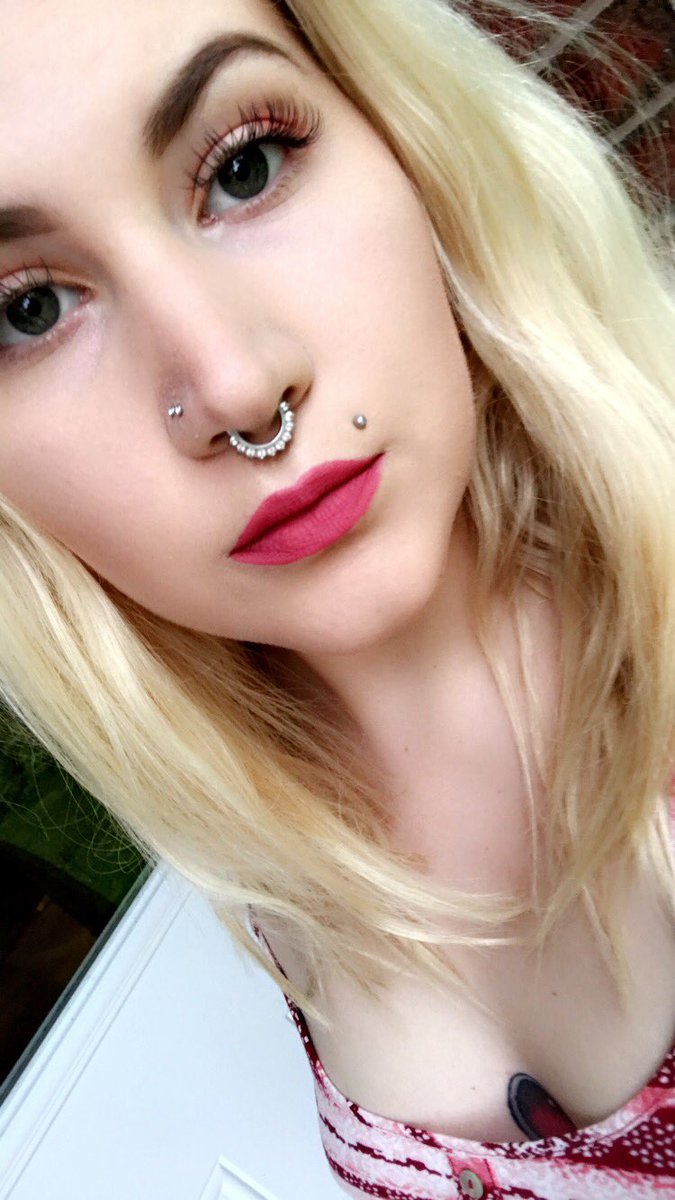 Patriciaannejr's tweet photo. Wearing @JeffreeStar s #rosematter ππI LOVE it so much!! https://t.co/6TtCwLXD6M